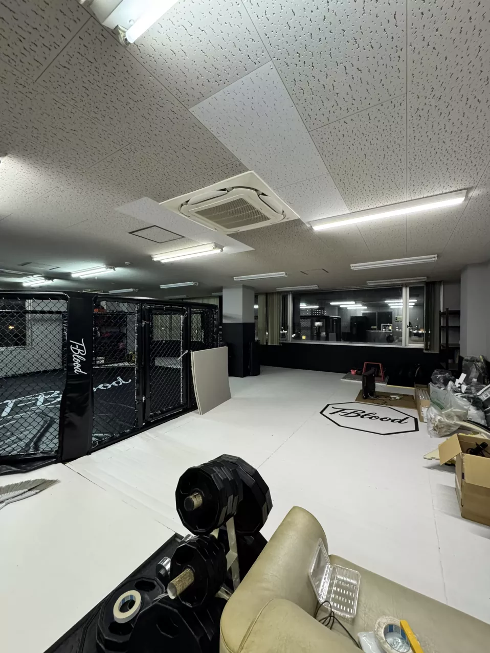Mise à jour du projet client : installation professionnelle d'un octogone et d'un tapis roulant de MMA terminée