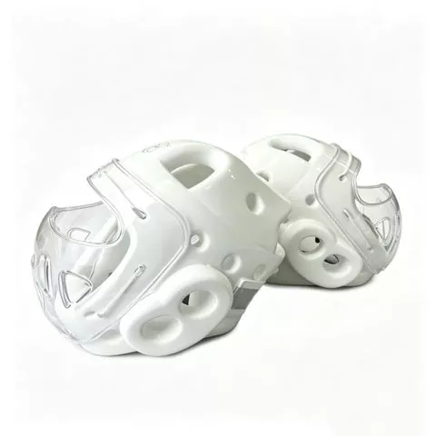 Quelles sont les principales différences entre les équipements de protection de karaté et les casques de taekwondo en termes de règles, de protection et de fonctionnalité ?