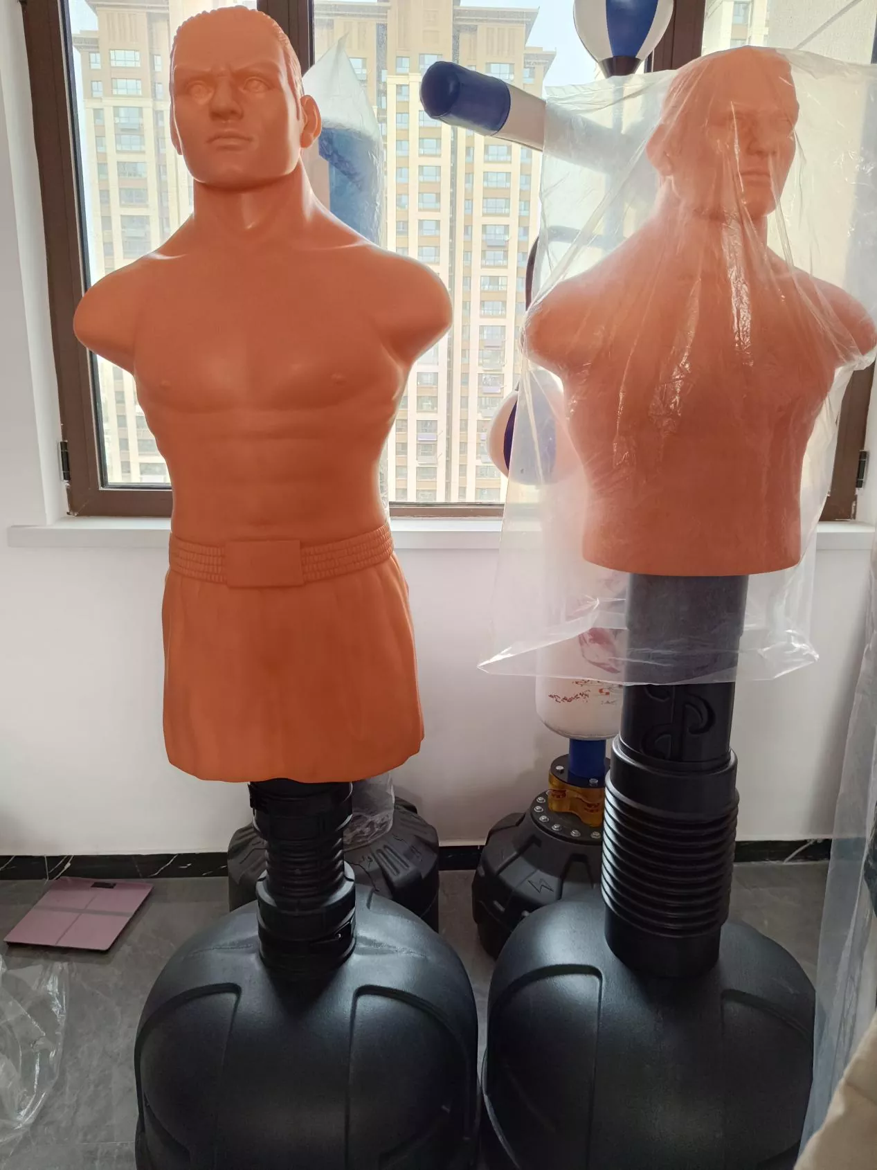 Un mannequin de boxe de forme humaine peut-il offrir un entraînement au combat complet plus réaliste ?