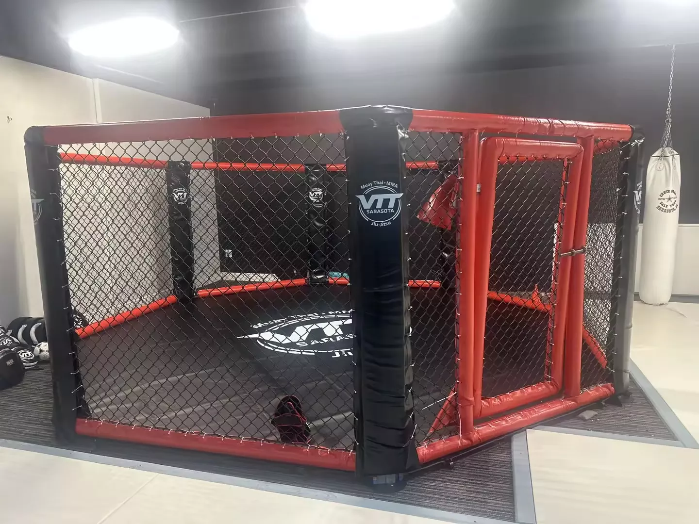 Comment un octogone MMA personnalisé peut-il équilibrer la sécurité, la durabilité et l’affichage de la marque dans une salle de sport de combat à haute intensité ?